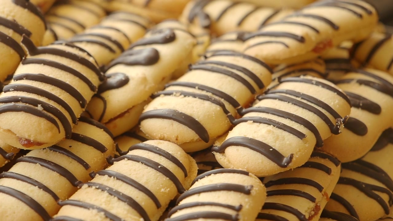 Primo piano di deliziosi biscotti con cioccolato fuso