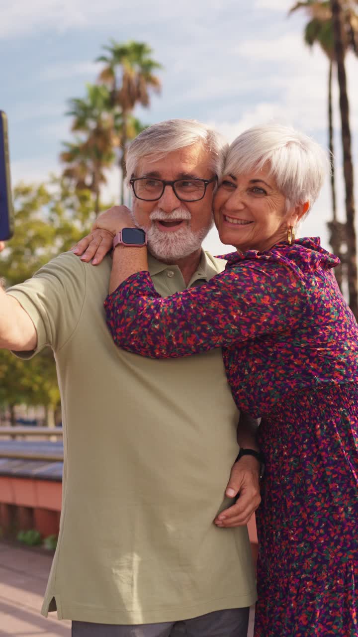 старшая пара делает селфи.