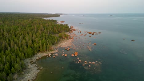 Vista-Aérea-De-La-Costa-Rocosa-Y-Boscosa-Del-Lago-Huron.