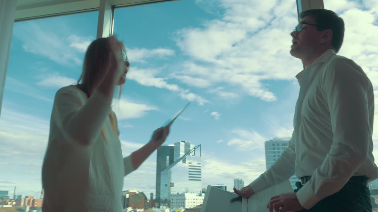 패드와 노트북을 가진 젊은이들이 창문 에서 춤을 춘다.