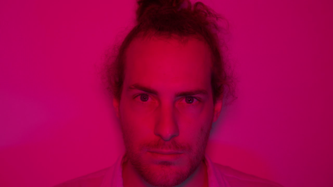 retrato de un hombre en luz roja