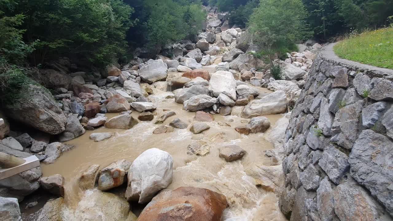 río sucio por suelo