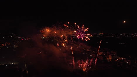 una foto aérea de montpellier bañada en el resplandor de un espectacular espectáculo de fuegos artificiales.