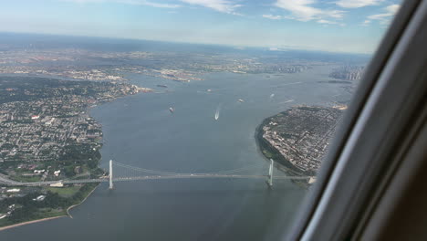 Puerto-De-Nueva-York-Y-Puente-Verrazzano-Desde-La-Ventana-Del-Avión-Pov