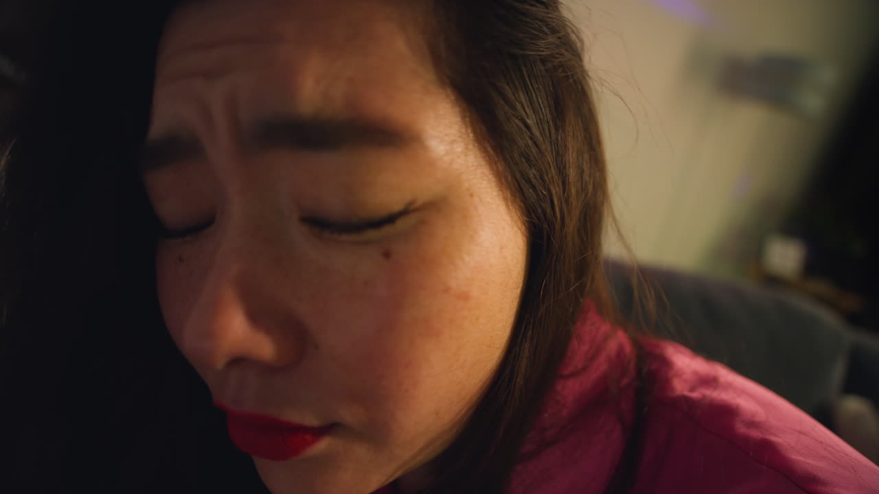 집 파티에서 알코올을 마신 후 소파에서 깨어나는 여성의 근접 사진 숙취로 고통받는 5