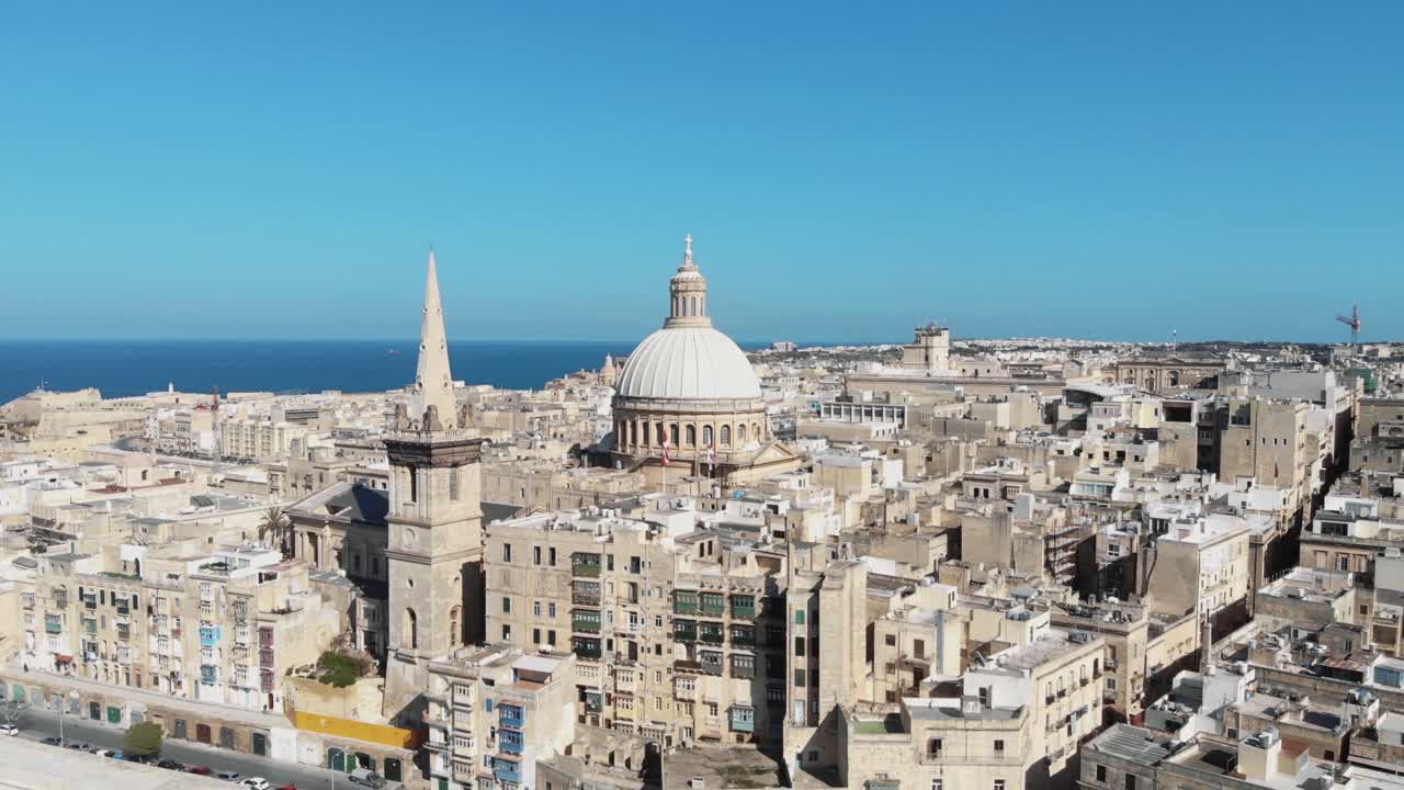발레타 시 (valletta city) 와 카르멜리트 교회 (carmelite church) 의  (dome) 이 중심에 있다.