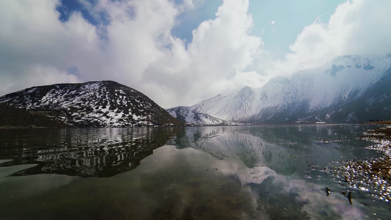 태양의 호수라고 불리는 네바도 데 톨루카 화산의 주요 호수의 차분한 전망은 분화구에 위치해 있으며 눈 덮인 봉우리의 멋진 배경을 가지고 있습니다.