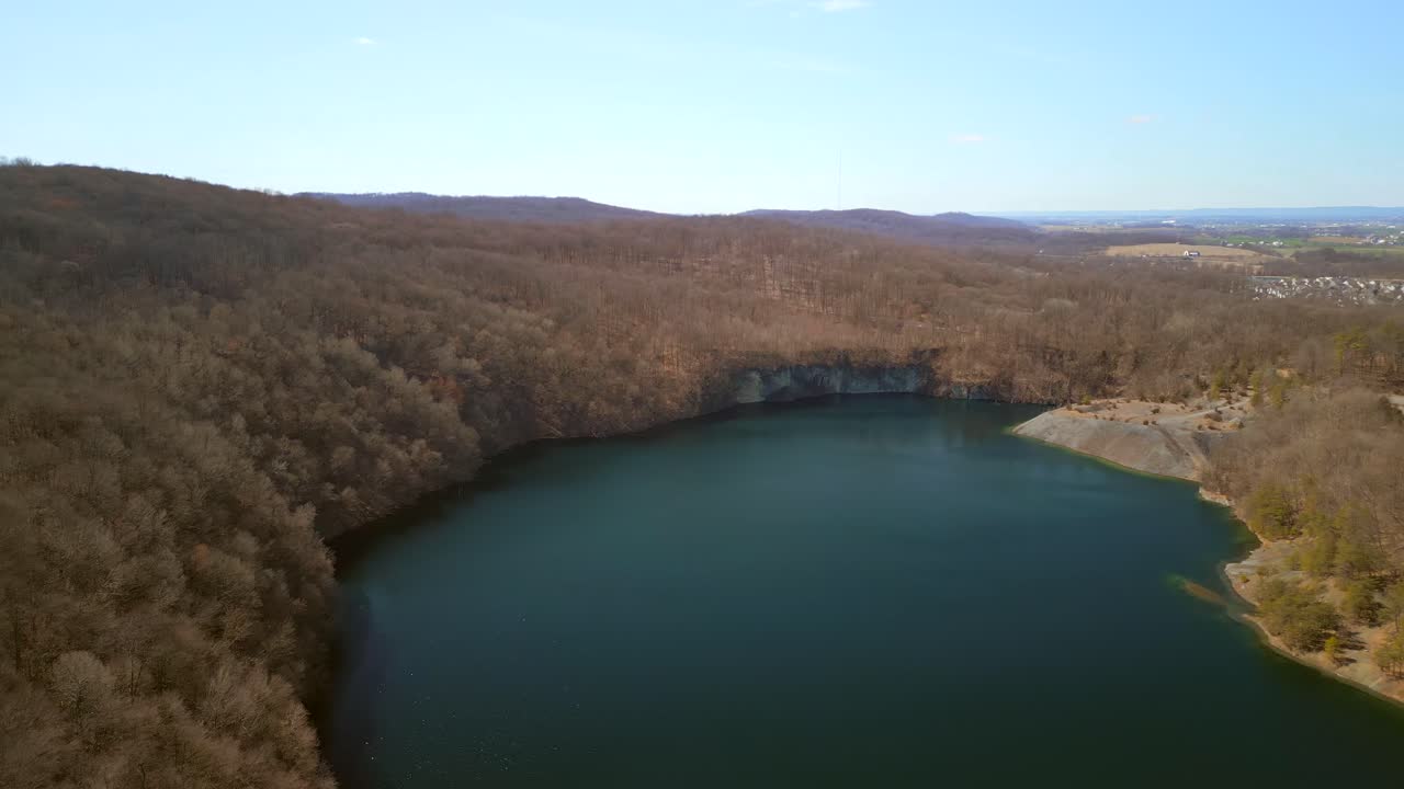imágenes de video de drones aéreos o cantera de mineral de hierro en pensilvania