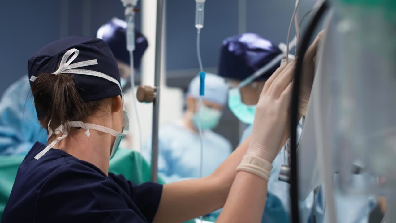 모든 매개 변수를 검사하는 여성 마취 전문의