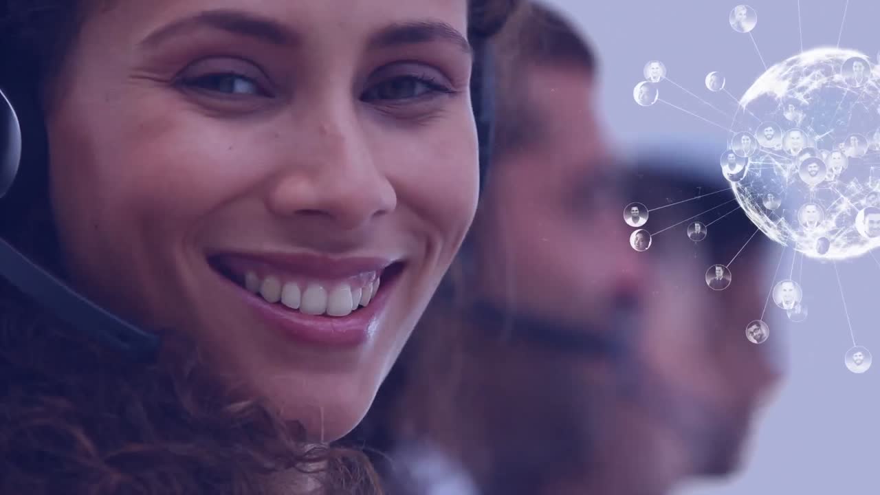 el agente del centro de llamadas sonriendo.