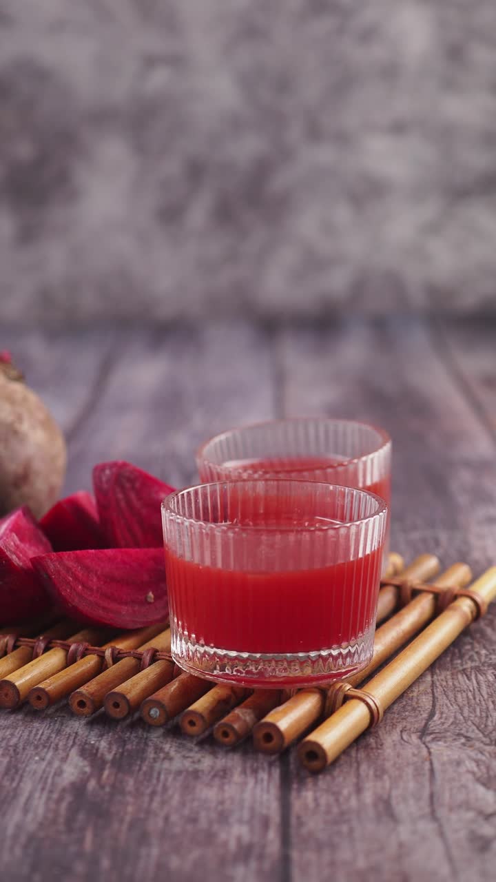 Succo fresco di barbabietola in bicchieri con barbabietole a fette