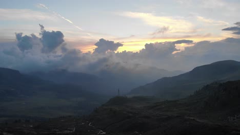 clip aéreo de una puesta de sol nublada en el paisaje de los prealpes maniva, lombardia, italia