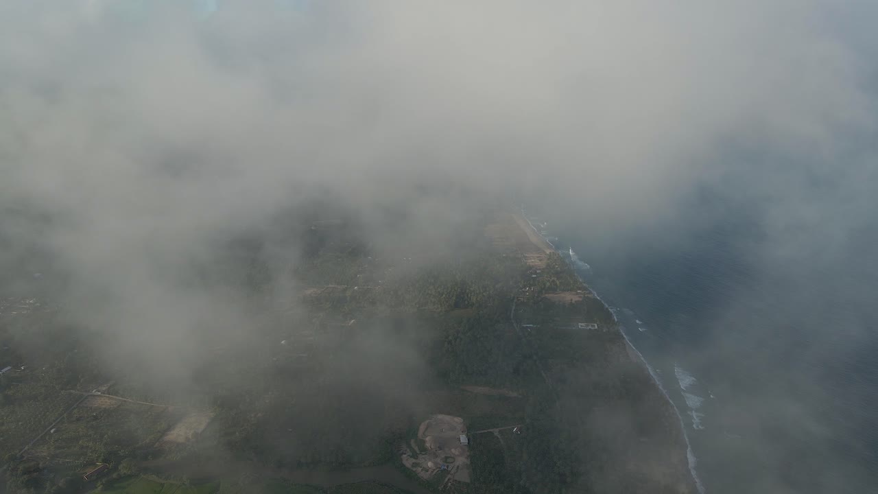 해안 섬 위의 높은 안개를 통해 날아가는 아름다운 공중 영화 드론 샷