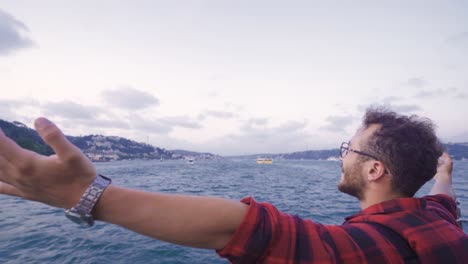 Hombre-Libre-En-El-Ferry-En-El-Bósforo.