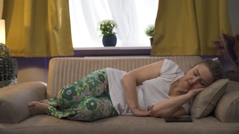 mujer posponiendo el despertador en su sueño.