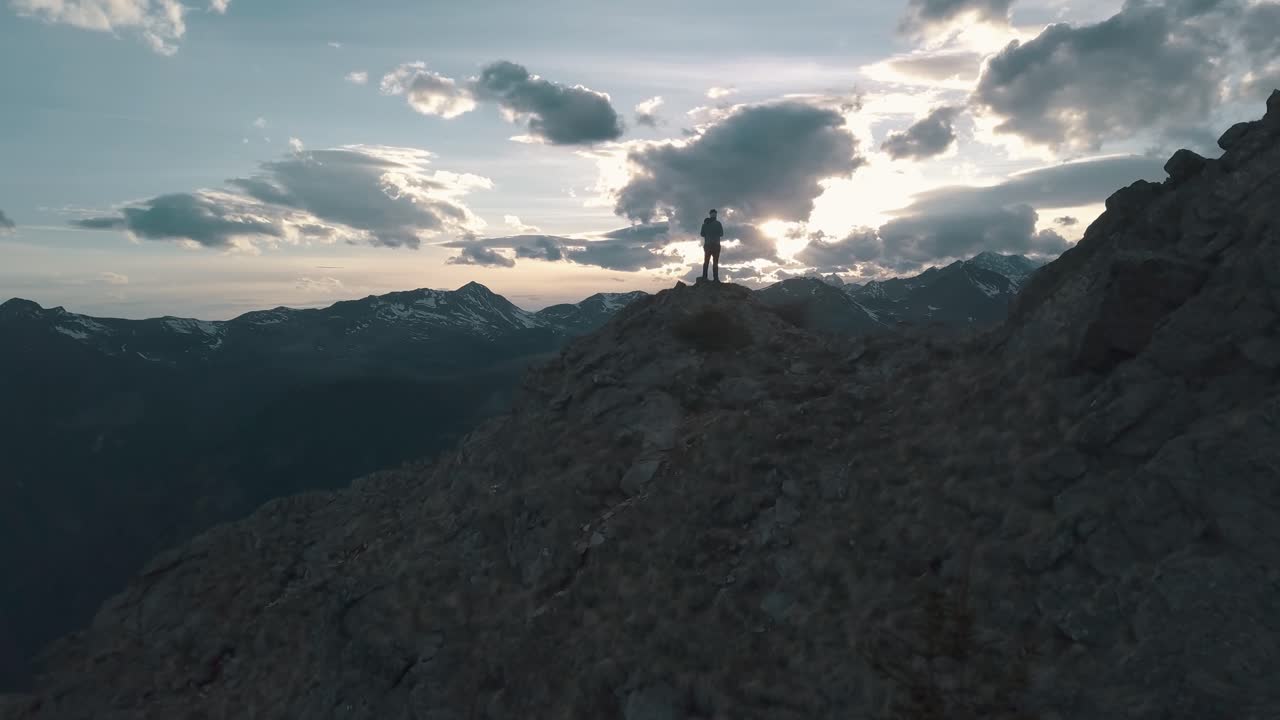 해가 지는 산꼭대기 에서 산책 하는 사람