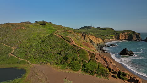 san francisco california antena v119 vuelo bajo a lo largo de la playa de rodeo hacia la isla de los pájaros capturando promontorios costeros de marin y el hermoso paisaje del océano pacífico - filmado con cine mavic 3 - mayo de 2022