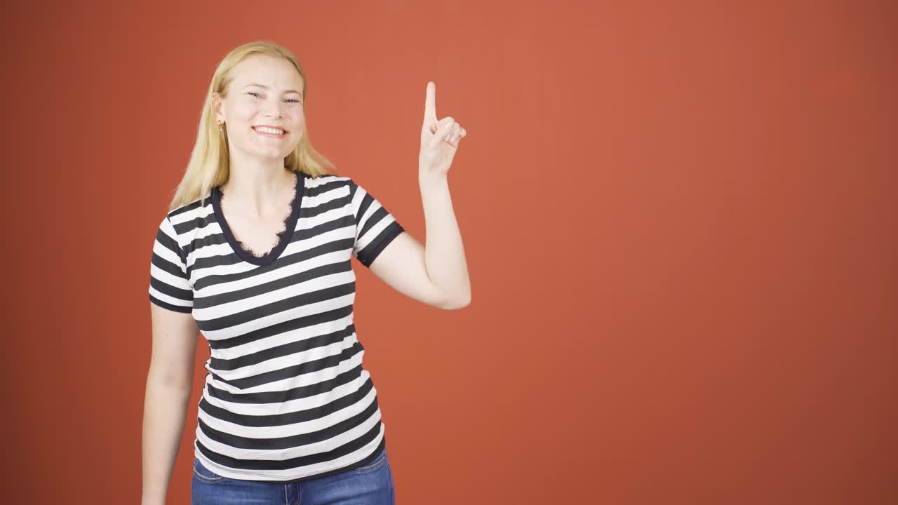 la mujer promotora está mirando a la cámara con sorpresa.