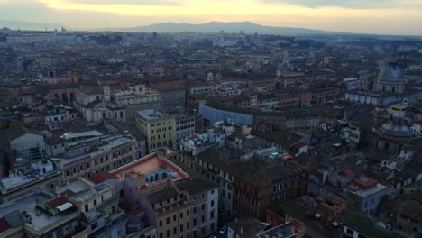 volando sobre roma al anochecer