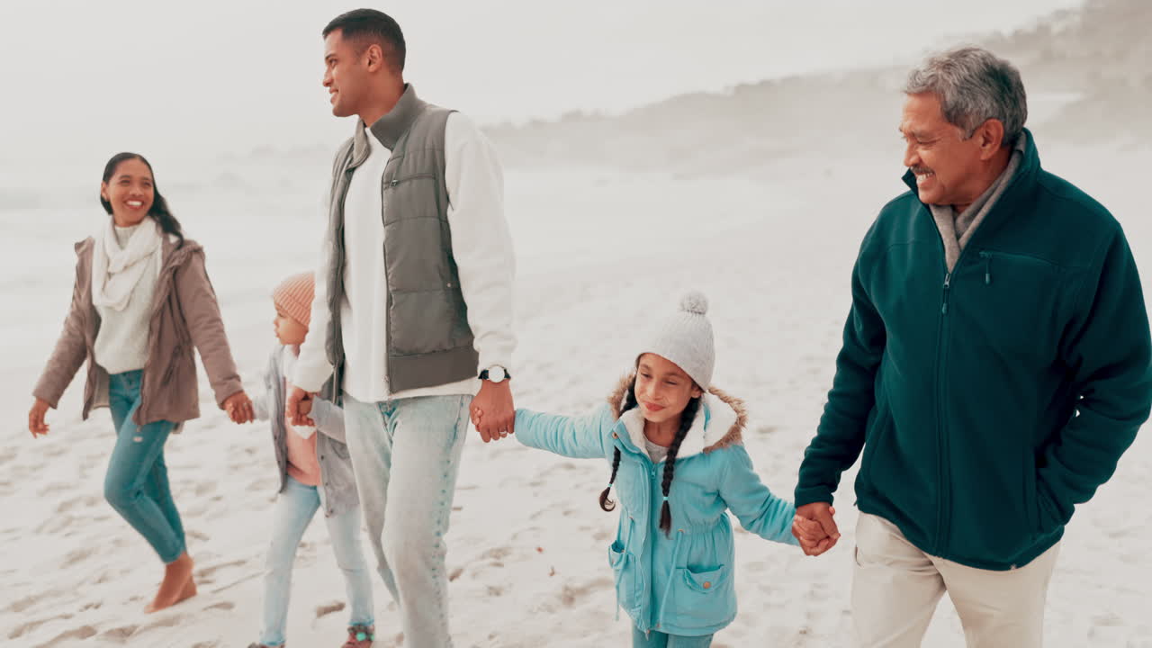 해변에서 산책하는 가족