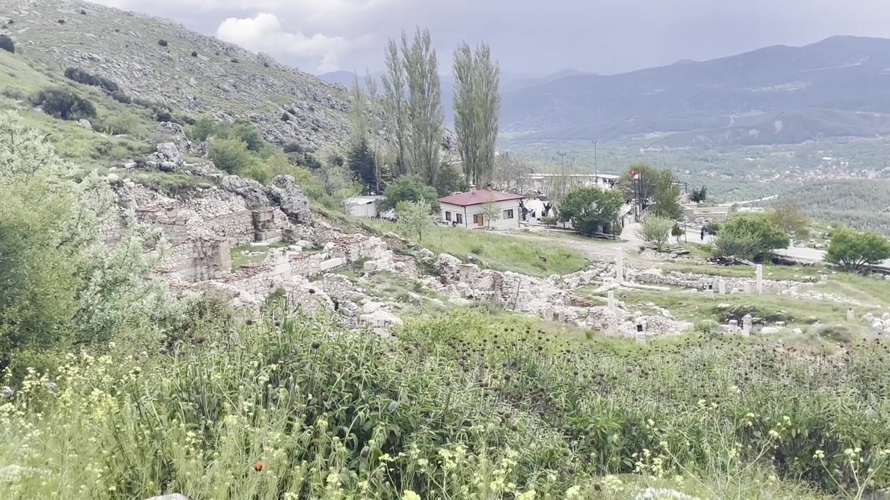 Rovine dell'antica città di Sagalassos in Turchia, con vista sulla valle di montagna, paesaggio e edifici storici dal punto panoramico.