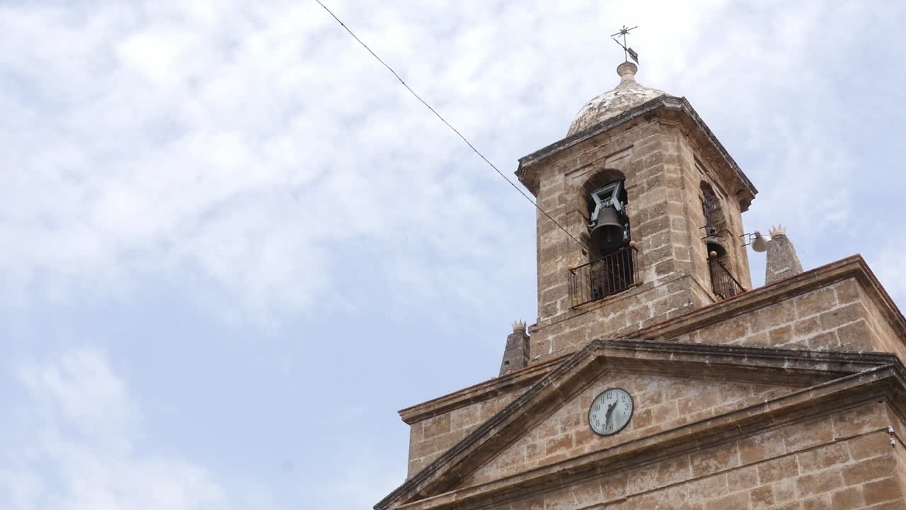Campanile in pietra della Chiesa del Rosario a Vélez de Benaudalla, Granada