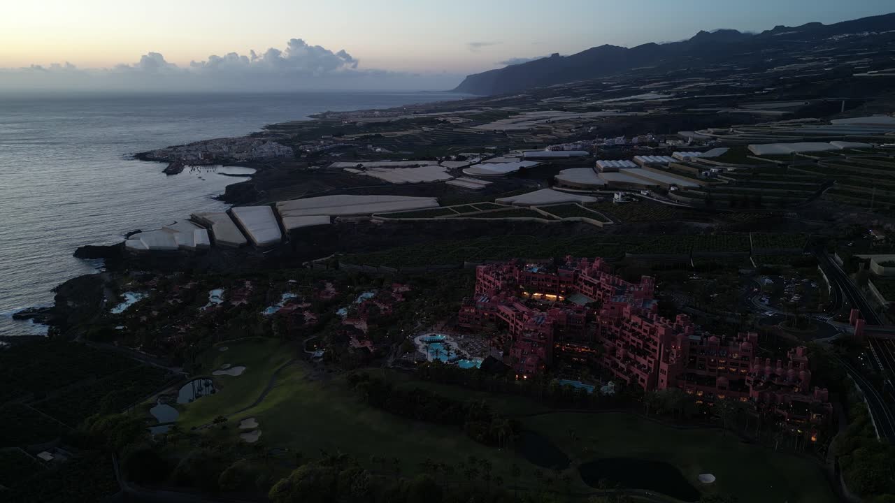 리츠 칼턴 테네리페 (ritz-carlton tenerife) 는 아바마 해안에서 해가 지면 바다와 함께, 공중 리 왼쪽.