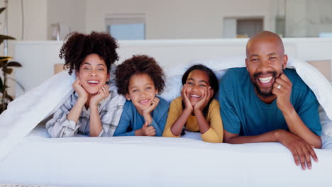 Happy-family,-kids-and-parents-in-bed