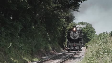 Locomotora-De-Vapor-Vintage-Acercándose-De-Frente-Con-Una-Cabeza-Llena-De-Vapor