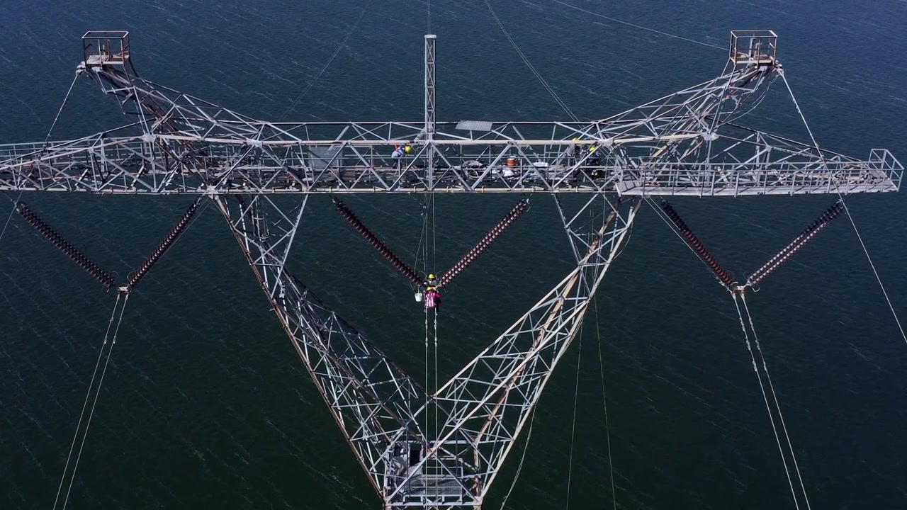 Hochspannungsleitungen, Strommast, Elektrizität, Energiesektor, Infrastruktur über Wasser
