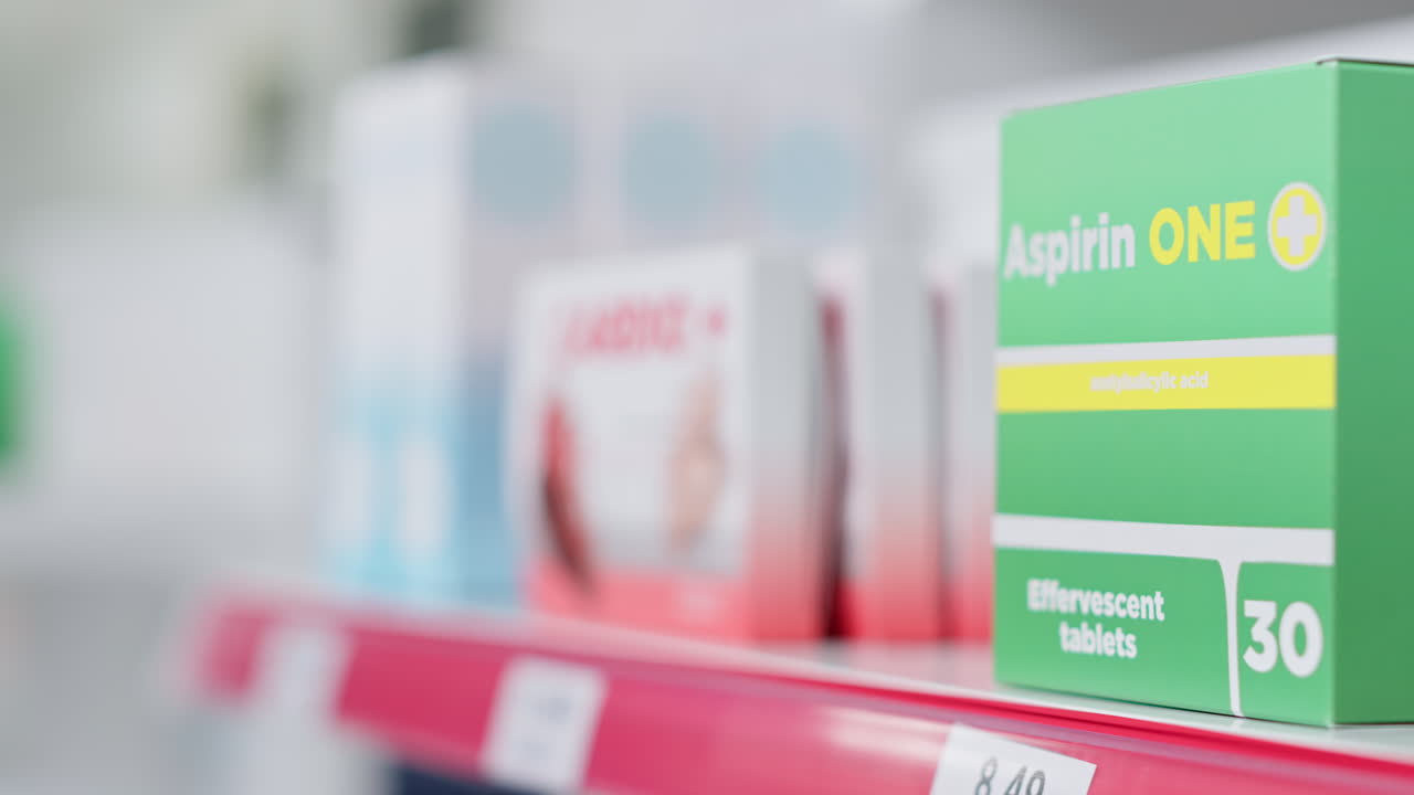 약국 선반에 있는 의약품 상자에 대한 선택적인 초점