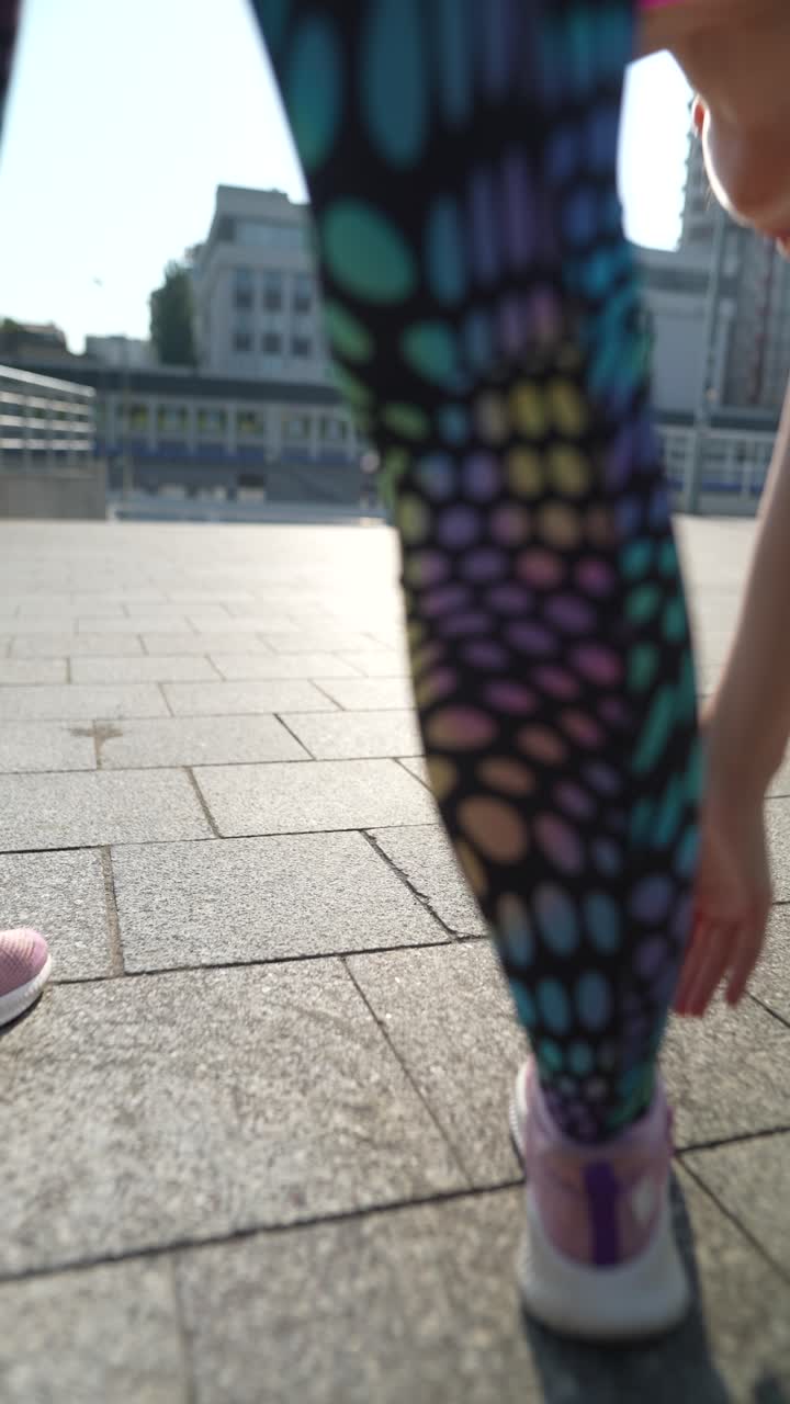 mujer estirándose al aire libre