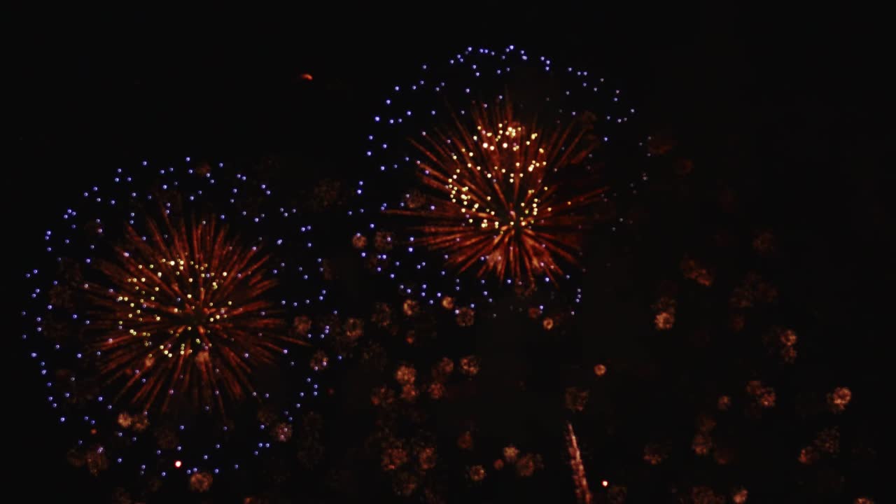 실제 불꽃놀이 폭발하는 축하 프레임 채우기 및 루프는 빛나는 불꽃놀이 축제와 함께 밤하늘에서 매끄럽게 흐릿한 보케 조명을 추상화합니다.