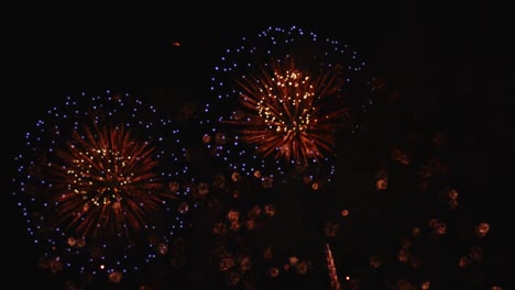 fuegos artificiales reales que explotan el relleno del marco de celebración y el bucle sin problemas desenfoque abstracto luces bokeh en el cielo nocturno con el festival de espectáculo de fuegos artificiales que brillan intensamente