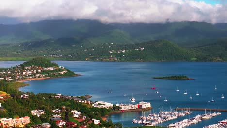 Airle-Bay-Beach-Cannonvale-Luftdrohne-Korallenmeer-Marina-Pionierbucht-Hafen-Herz-Des-Great-Barrier-Reef-Whitsunday-Islands-Whitehaven-Morgennebel-Wolken-Anlegestelle-Segelboote-Yachten-Rechts-Bewegung-Parallaxe