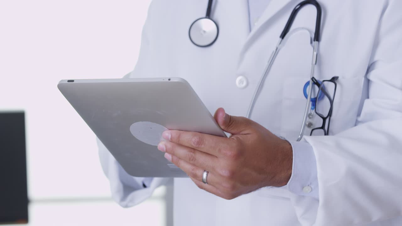 primer plano del veterinario con una tableta digital