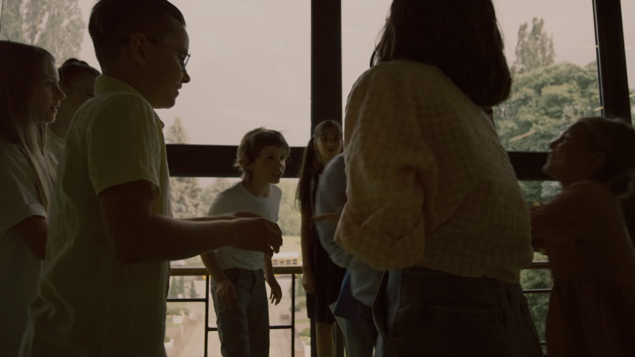 학교 복도에서 반 친구를 모욕하는 잔인한 괴롭힘 청소년들이 소년을 밀어붙이는 것