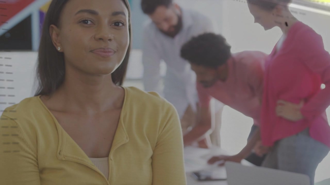 Mulher de amarelo abrindo os olhos no escritório, com a equipe usando laptops enquanto uma sobreposição de dados se transforma em análises.