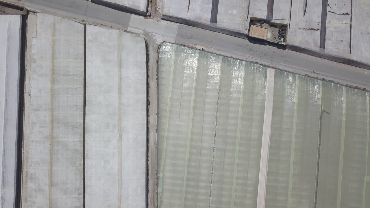 toma aérea lenta sobre plásticos blancos de invernaderos en la costa del sur de españa