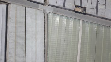 toma aérea lenta sobre plásticos blancos de invernaderos en la costa del sur de españa