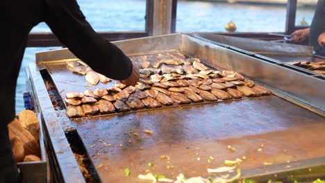 pescado a la parrilla el muelle eminonu, pescado y pan la plaza eminonu, el pavo de fatih istanbul