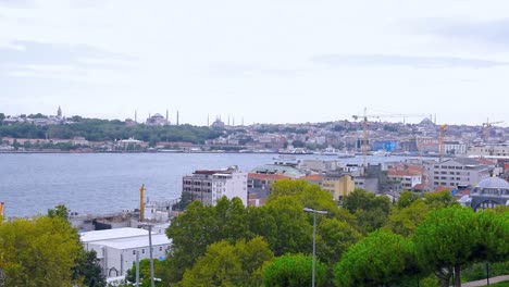 Zeitlupe:-Sommerlandschaftsansicht-Der-Stadt-Istanbul,-Des-Bosporus-Und-Der-Europäischen-Seite-In-Istanbul,-Türkei