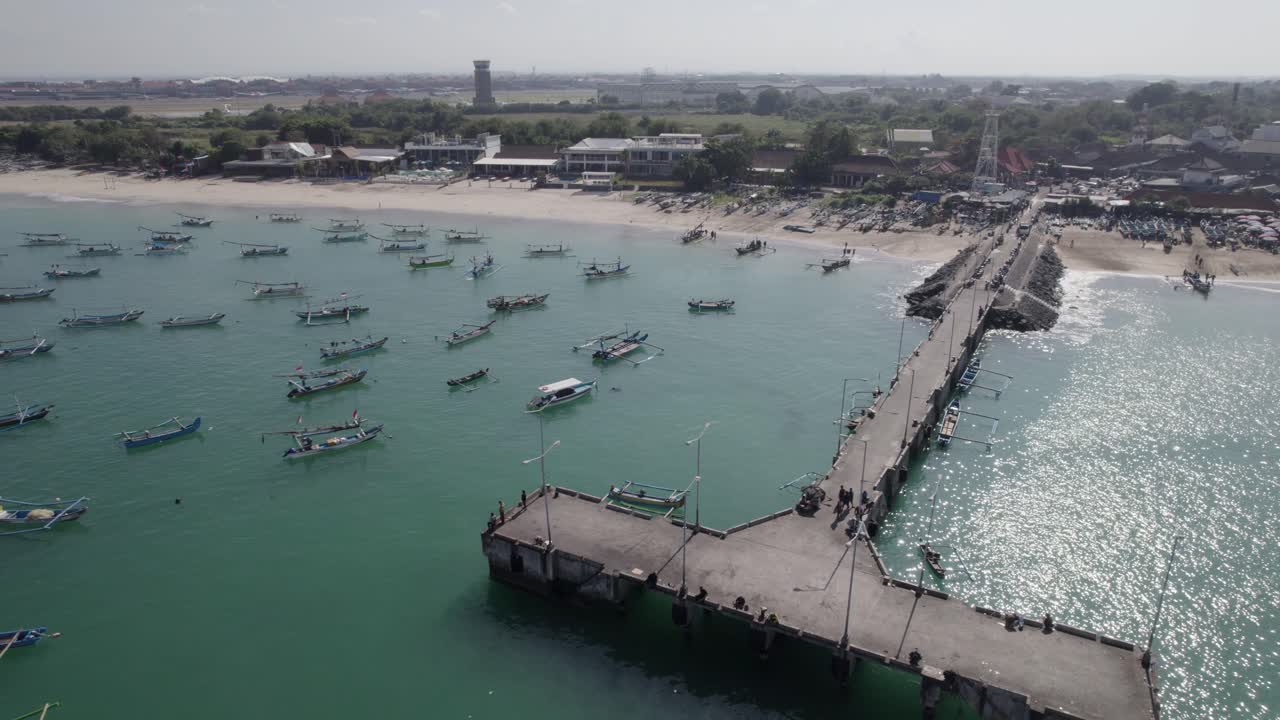 vista aérea de los barcos tradicionales indonesios que se mueven en las olas transparentes de color turquesa cerca de una isla tropical de bali