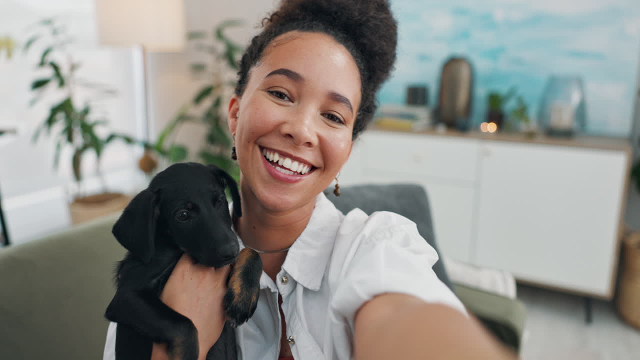 una selfie de mujer y cachorro.