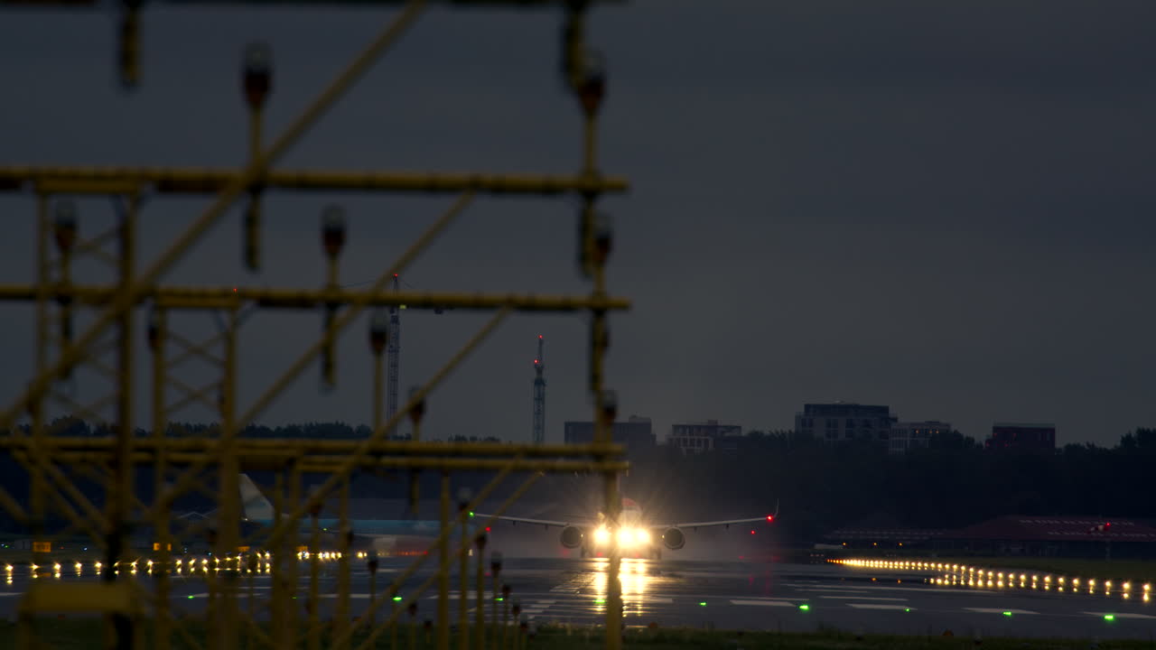 밤에 비행기의 착륙과 이륙
