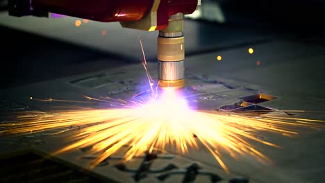 corte por plasma láser cnc de metal, tecnología industrial moderna.