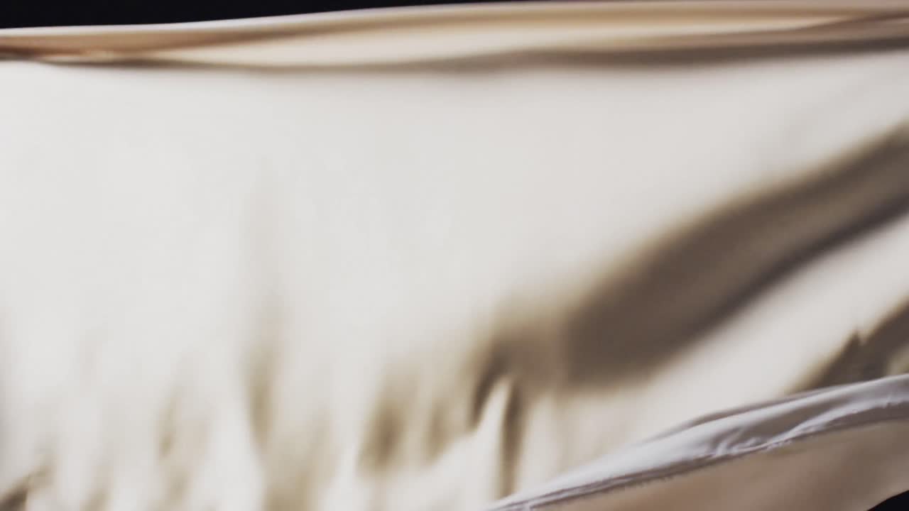 animación de tejido blanco soplado con espacio de copia sobre fondo negro
