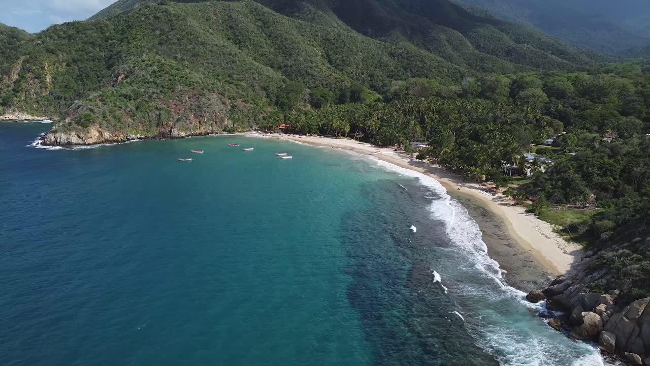 vista aérea sobre la bahía de la playa de cepe - estado de aragua, venezuela, drone hacia atrás