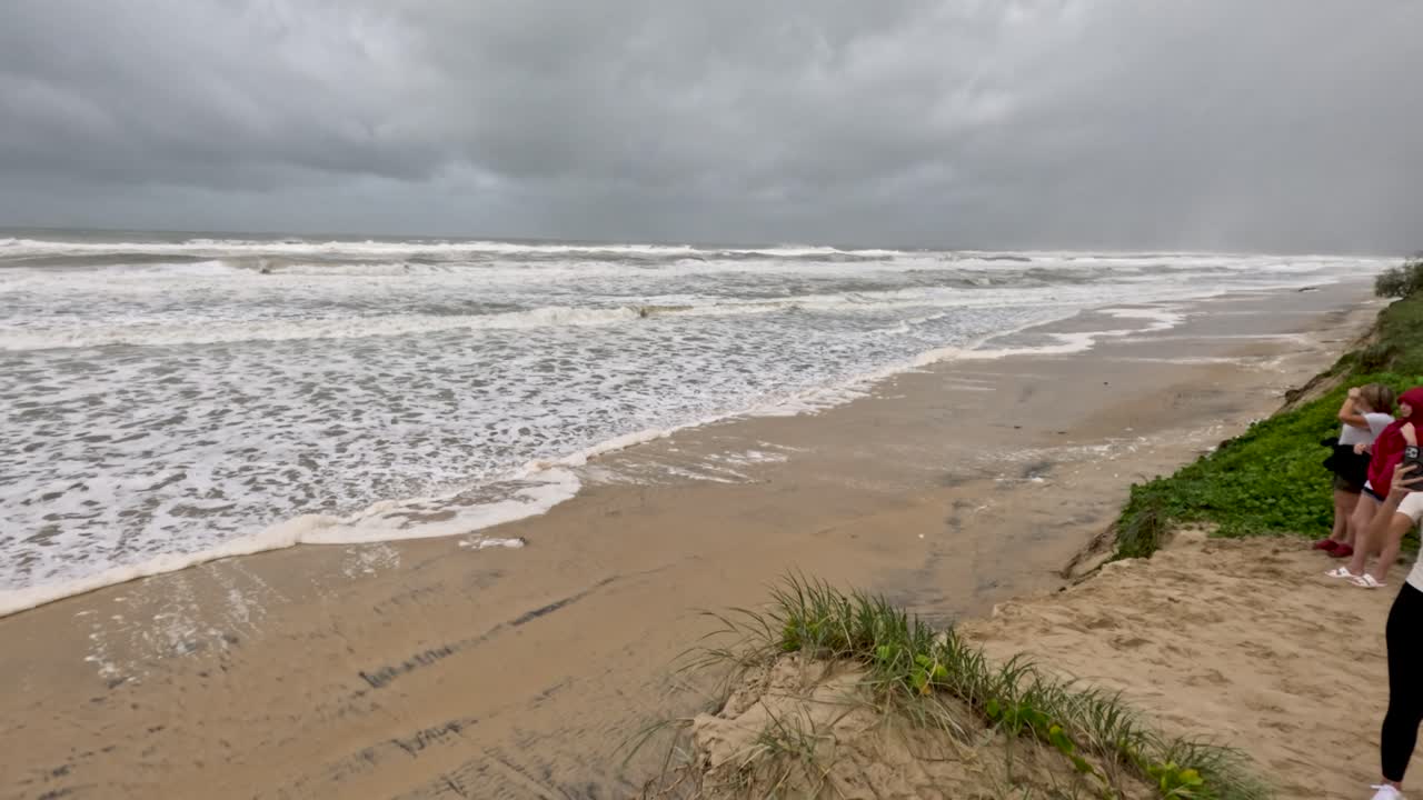 골드코스트의 은 목 해변에서 해안 침식이 관찰되고, 구름이 쌓인 하늘 아래 강한 파도가 해안선에 영향을 미치고, 사이클론 알프레드 (cyclone alfred)