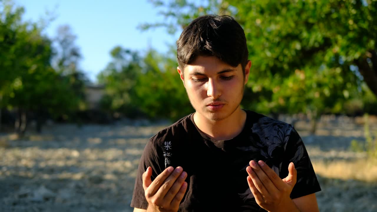 야외에서 충성스러운 무슬림 남자